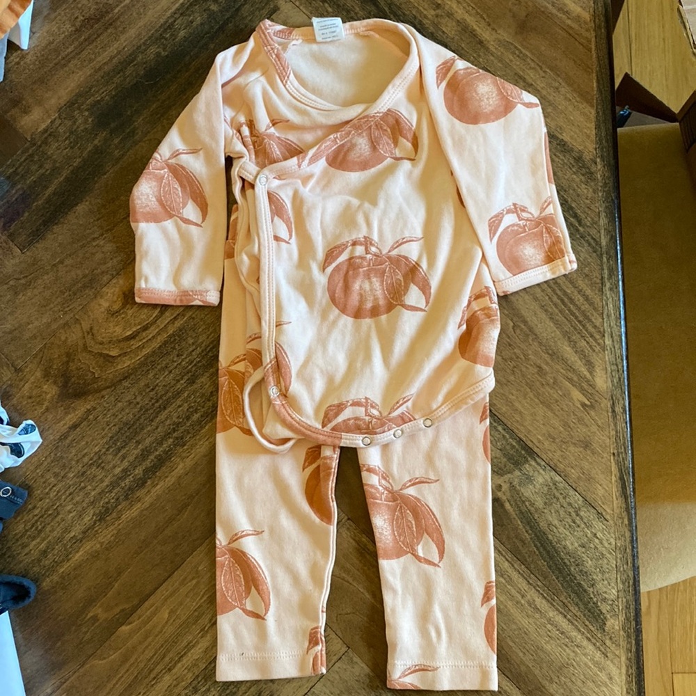 Adorable Kate Quinn peach outfit- wrap onesie and leggings. 12-18m perfect cond.